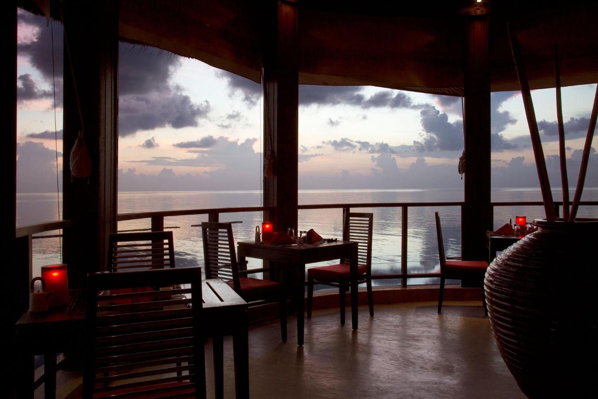 Coco Bodu Hithi - 50 Percent Off Shared Roundtrip Speedboat For Stays From 1 May To September 2025 Exterior photo Sunset at the restaurant