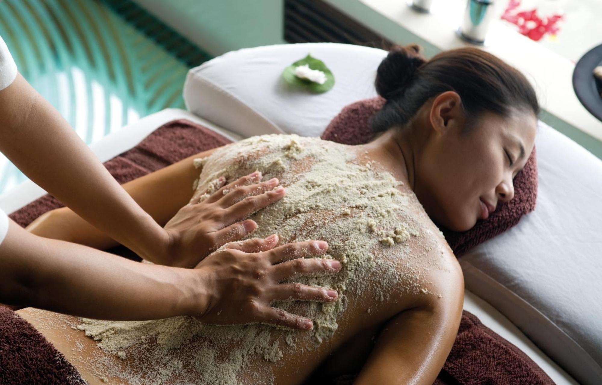 Coco Bodu Hithi - 50 Percent Off Shared Roundtrip Speedboat For Stays From 1 May To September 2025 Exterior photo A woman receiving a salt scrub treatment