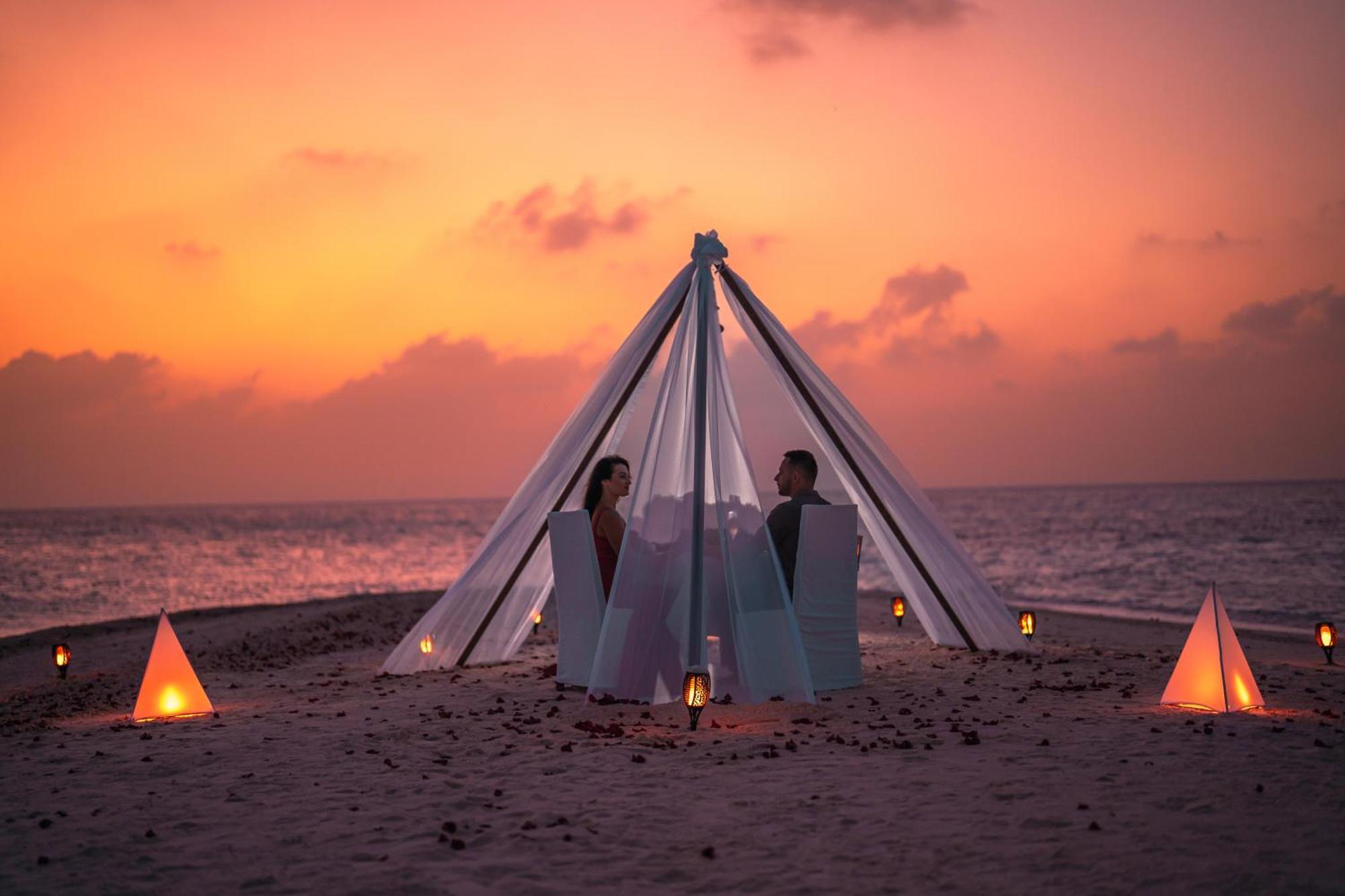 Coco Bodu Hithi - 50 Percent Off Shared Roundtrip Speedboat For Stays From 1 May To September 2025 Exterior photo Sunset dinner at the beach