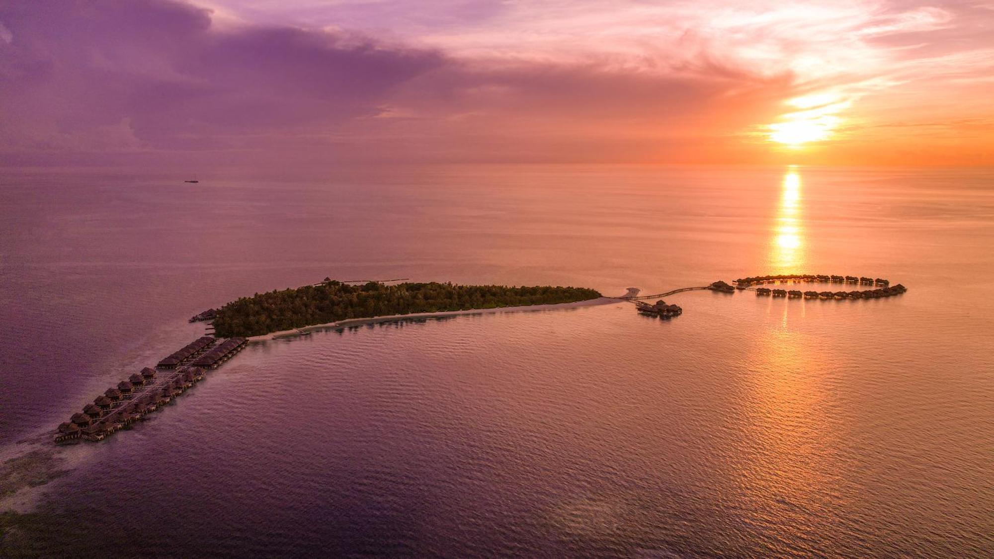 Coco Bodu Hithi - 50 Percent Off Shared Roundtrip Speedboat For Stays From 1 May To September 2025 Exterior photo Sunset over the islands